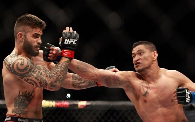 Ildemar Marajó golpeia Rick Monstro em duelo brasileiro no card preliminar do UFC 183. Foto: Steve Marcus/Getty Images