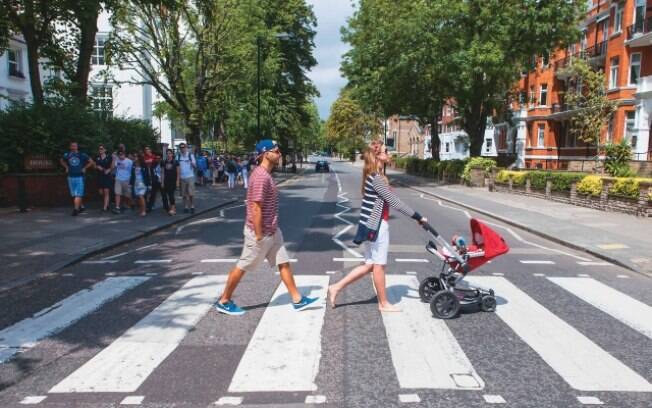 Luana Piovani e Pedro Scooby passeiam com Dom por Londres