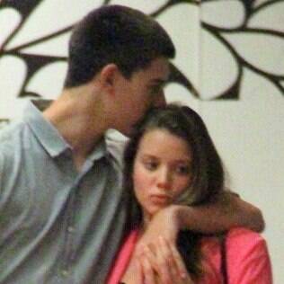 Filho de William Bonner e Fátima Bernardes circula com namorada em shopping center do Rio de Janeiro