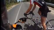 Ciclista escapa por um triz de atropelamento