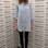 Fashionista, a modelo e apresentadora Alexa Chung usou legging preta com camisa azul e sapatos dourados. Foto: Getty Images