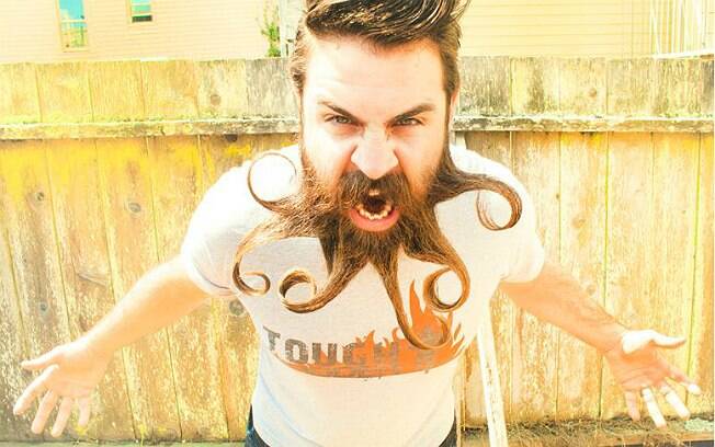 Webb deixou a barba crescer por incentivo da esposa. Agora ele alimenta suas redes sociais com fotos assim