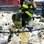 <span>Bombeiro de Nova York descansa durante operação de resgate na região do World Trade Center</span> - <strong>Foto: Getty Images</strong>
