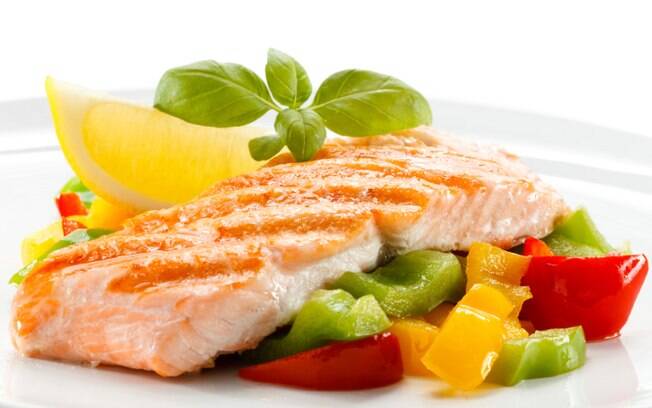 Peixes, ovos, legumes, cereais, frutas e verduras são saudáveis