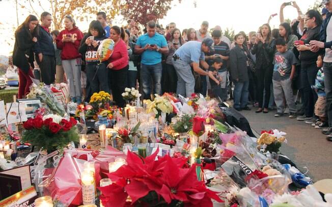 Fãs transformam local de acidente de Paul Walker em um memorial para homenagear o ator