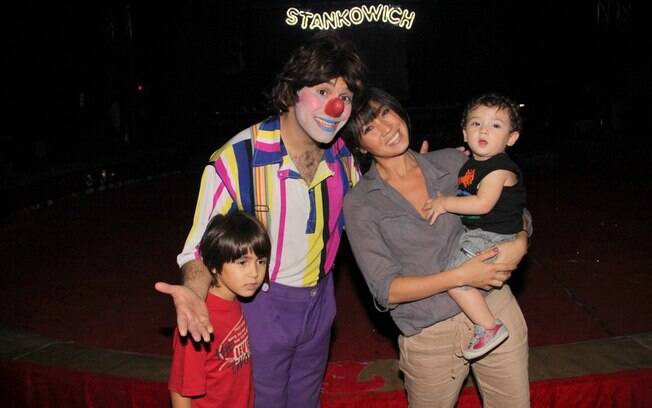 Dani Suzuki e Kauai posam com um dos palhaços do circo