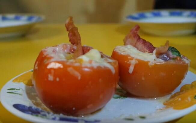 Tomate recheado no micro-ondas Tomate recheado no micro-ondas