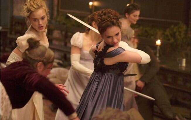 Lily James em cena do filme: