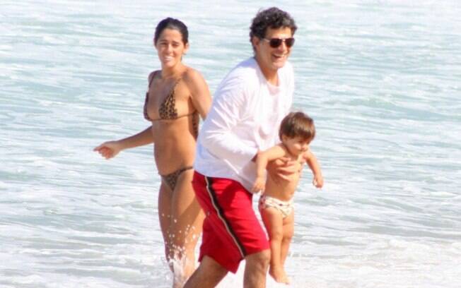 Du Moscovis brinca com o filho, Rodrigo, observado pela cunhada, Karina