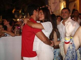 Juliana Paes dança agarradinha com o marido