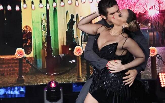 Viviane Araújo esbanjou sensualidade no tango e venceu a 'Dança dos Famosos'