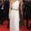 Ines de la Fressange ficou chique com o vestido de um ombro só, mas podia ter aberto mão do cinto com folhas. Foto: Getty Images
