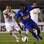 Adriano, do Santos, e Tinga, do Cruzeiro, disputam bola na Vila. Foto: Gazeta Press