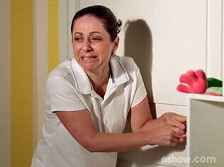 Adriana se desespera depois de ficar trancada no quarto