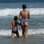 Mãe e filho se refrescam no mar. Foto: Photo Rio News
