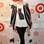 A cantora Yelle usou legging preta com botas de salto alto, camiseta estampada e casaco de lã também estampado. O look é despojado e estiloso. Foto: Getty Images