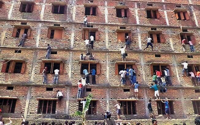 Indianos escalam prédio escolar para passar cola para estudantes na cidade de Hajipur