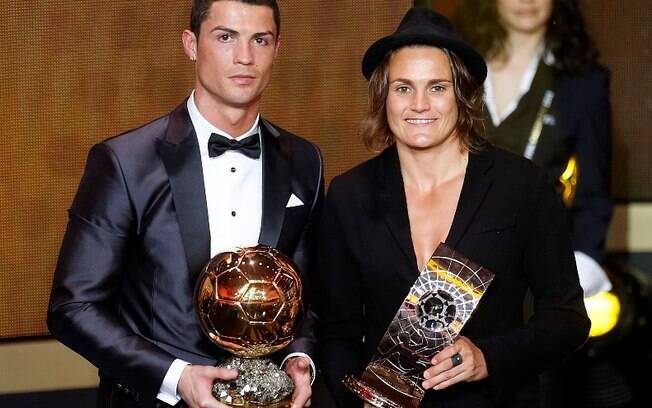 O português Cristiano Ronaldo e a alemã Nadine Angerer, eleitos os melhores jogadores do mundo pela Fifa, exibem seus prêmios. Foto: Michael Probst/AP
