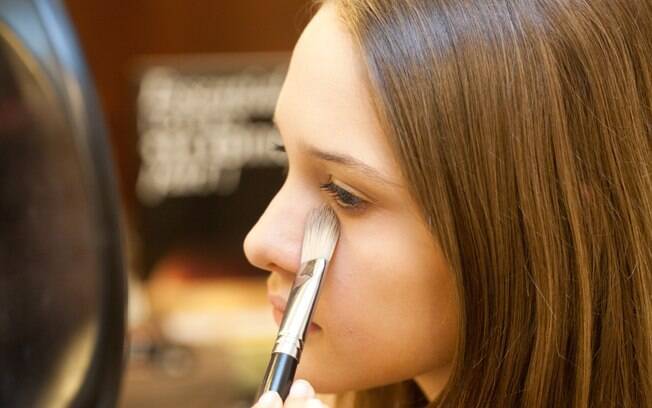 Disfarçar o cansaço? A maquiadora Jake Falchi ensina todos os truques