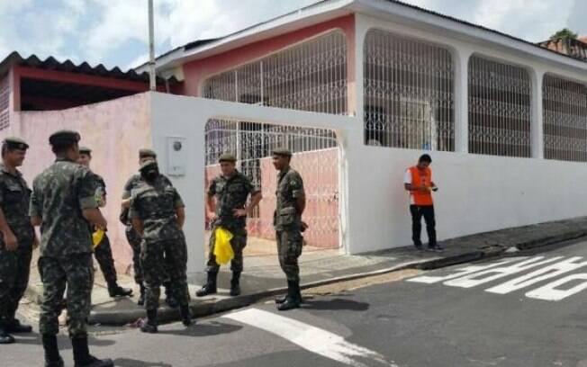 Militares visitam residências em Manaus, no Dia Nacional de Mobilização contra o Mosquito Aedes aegypti