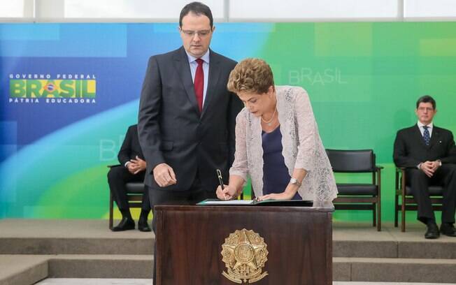 Dilma Rousseff durante cerimônia de posse do novo ministro da Fazenda, Nelson Barbosa