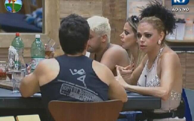 Léo Aquilla explica como é a operação de mudança de sexo após o almoço