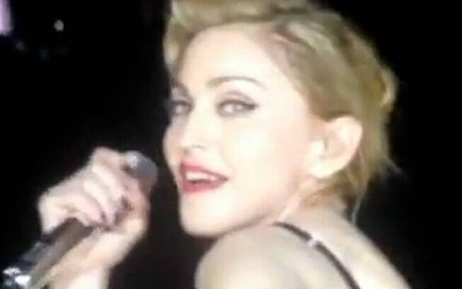 Madonna causou polêmica durante mais um show da sua turnê