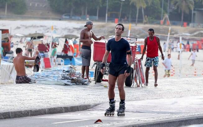 César Tralli dá show de patinação no Rio