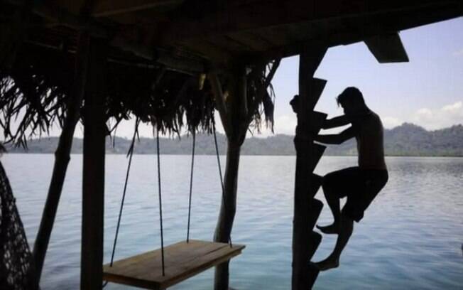Cabana sobre palafitas na costa do Panamá: ilha sem estradas ou eletricidade Cabana sobre palafitas na costa do Panamá: ilha sem estradas ou eletricidade