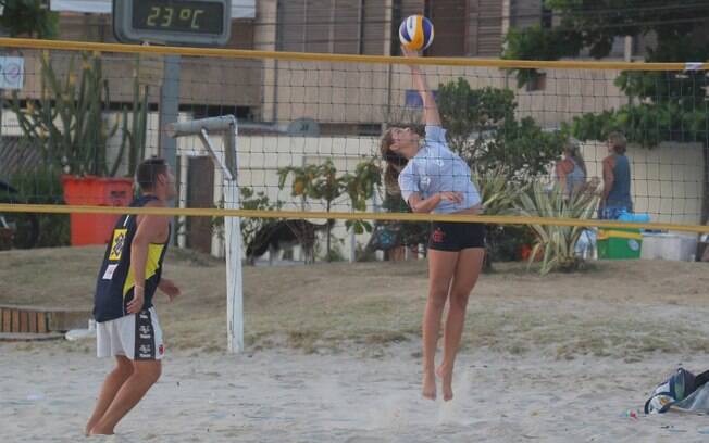 Atleta do Flamengo, Sasha treina com o time de vôlei em praia carioca