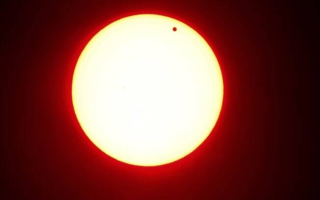 Captada com um filtro vermelho, imagem mostra o passeio de Vênus na frente do Sol, em Overland Park, Kansas, EUA. Foto: AP