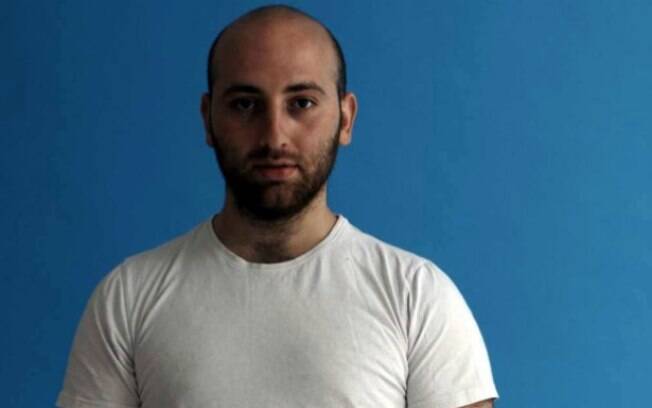 Mischa Badasyan, o artista russo que vai tentar dormir com um homem diferente por noite durante um ano