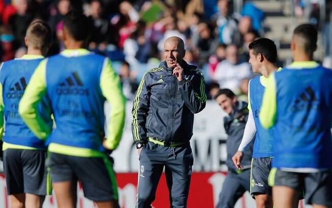 Zidane orienta os jogadores em seu primeiro treino no Real Madrid