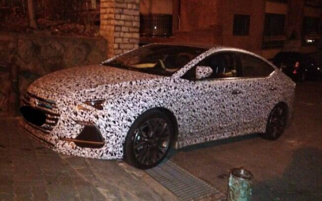 Novo Hyundai Elantra Sport é flagrado camuflado Novo Hyundai Elantra Sport é flagrado camuflado