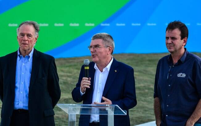 Presidente do COI, Thomas Bach (centro) discursou ao lado do presidente do COB, Carlos Arthur Nuzman e do prefeito do Rio, Eduardo Paes