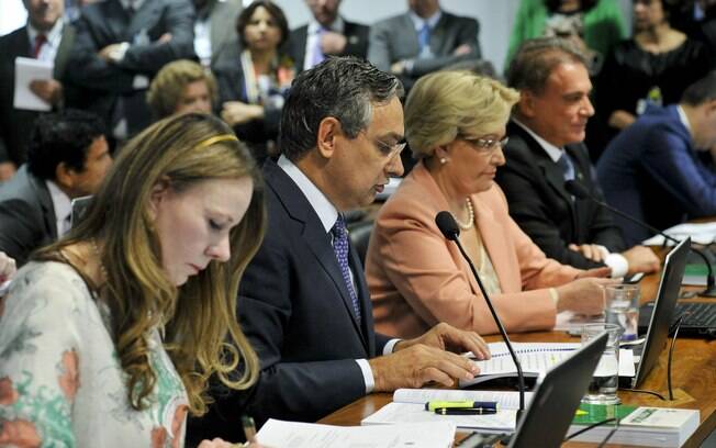 Senador Eduardo Amorim (PSC-SE) faz pronunciamento na bancada, entre as senadoras Vanessa Grazziotin (PCdoB-AM) e Ana Amélia (PP-RS). Foto: Geraldo Magela/Agência Senado
