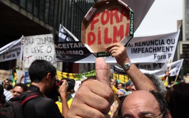 A tampa da caixa de pizza (uma alusão a impunidades?) virou cartaz em São Paulo; pacote anticorrupção foi lançado pelo governo depois dos protestos de 15 de março