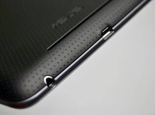 Alto-falantes do aparelho ficam na parte inferior, abaixo do logotipo da Asus