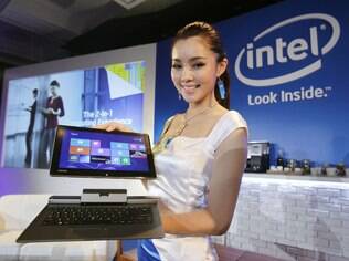 Intel promove híbridos de notebook e tablet, enquanto mercado de chips para smartphones e tablets não decola