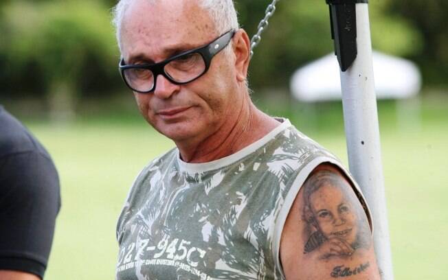 Nelson Faria Marinho fez uma tatuagem no braço do rosto do filho, morto no acidente da Air France