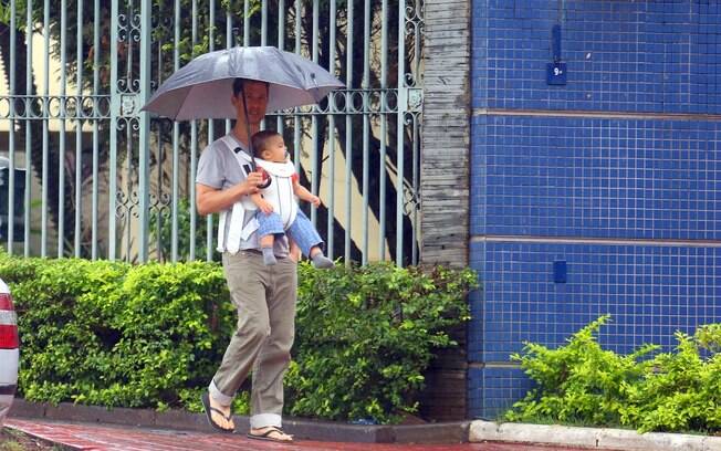 Mesmo com chuva, Matthew Mcconaughey passeia com o caçula em Belo Horizonte