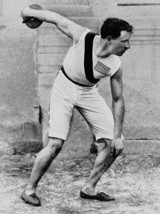 O americano Rob Scott, o campeão olímpico do lançamento de disco em 1896