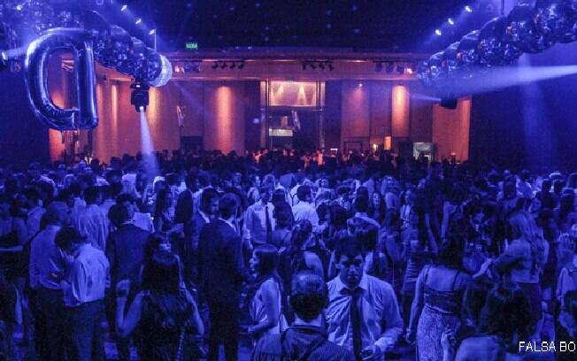 Além do DJ, o evento - que vai da meia-noite às 6h - tem duas bandas ao vivo