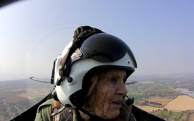 A idosa, que fez parte de esquadrão feminino na Segunda Guerra Mundial, passeia em caça Spitfire