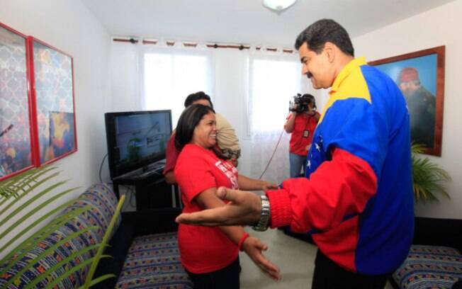 O presidente Nicolás Maduro entrega a casa 700 mil de seu programa habitacional, em abril