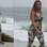 Macacão estampado e justo para caminhar na areia? Monique, ex-BBB, pecou na escolha do look, muito sexy e exagerado. Foto: Ag News
