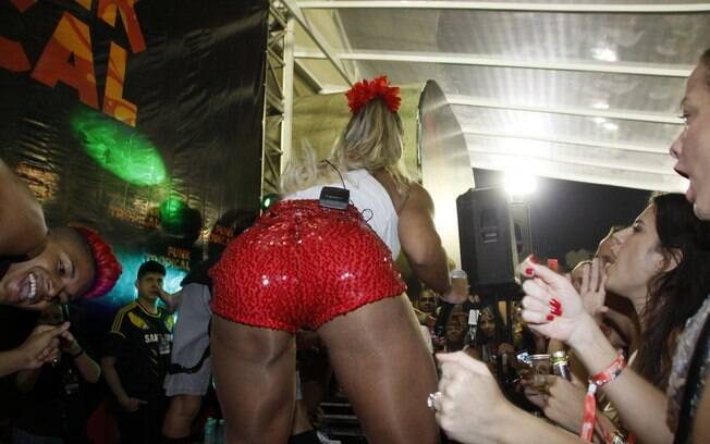 Valesca Popozuda faz show em camarote no Rio