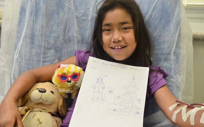 Joice fez um desenho para entregar para o Papai Noel do hospital Darcy Vargas, onde faz hemodiálise