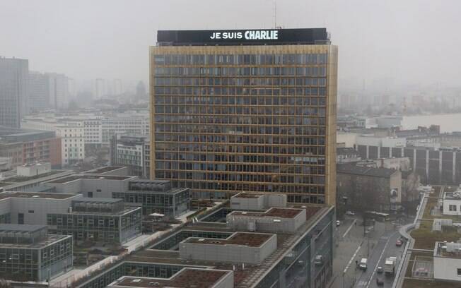 A mensagem "Je suis Charlie" (Eu sou Charlie) foi escrita no letreiro sobre o prédio da editora Alex Springer em Berlim em homenagem às vitimas de ataque em Paris