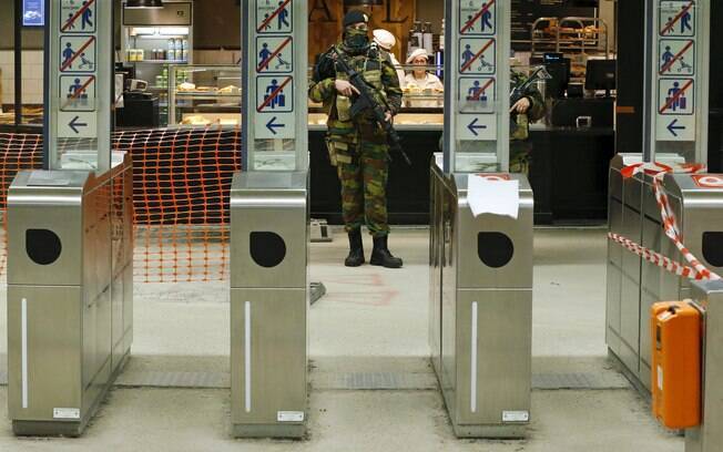 Soldados fazem a segurança em estação de metrô na região central de Bruxelas, na Bélgica